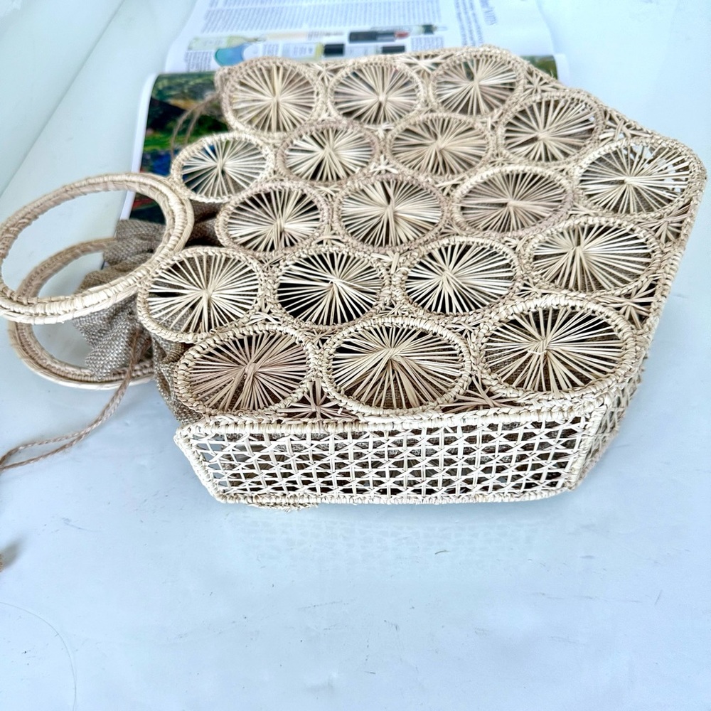 🔥HOST PICK 🔥Ratan Handbag with Linen bag liner “New” - Picture 6 of 7